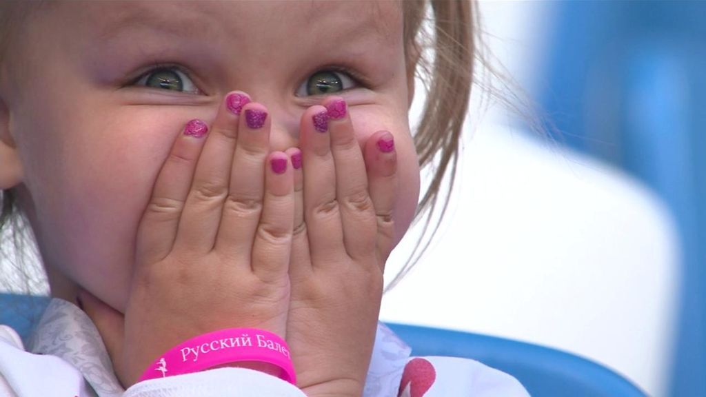 La mirada de una niña serbia en la grada que muestra la verdadera pasión por el Mundial 😍