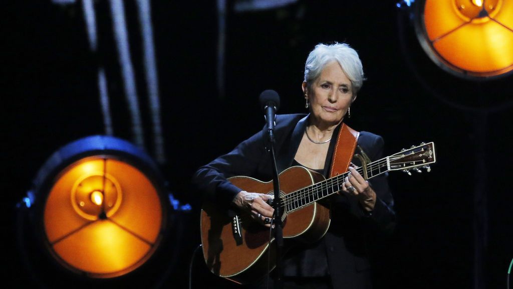 Niegan la entrada a un club de París a Joan Baez por sus sandalias