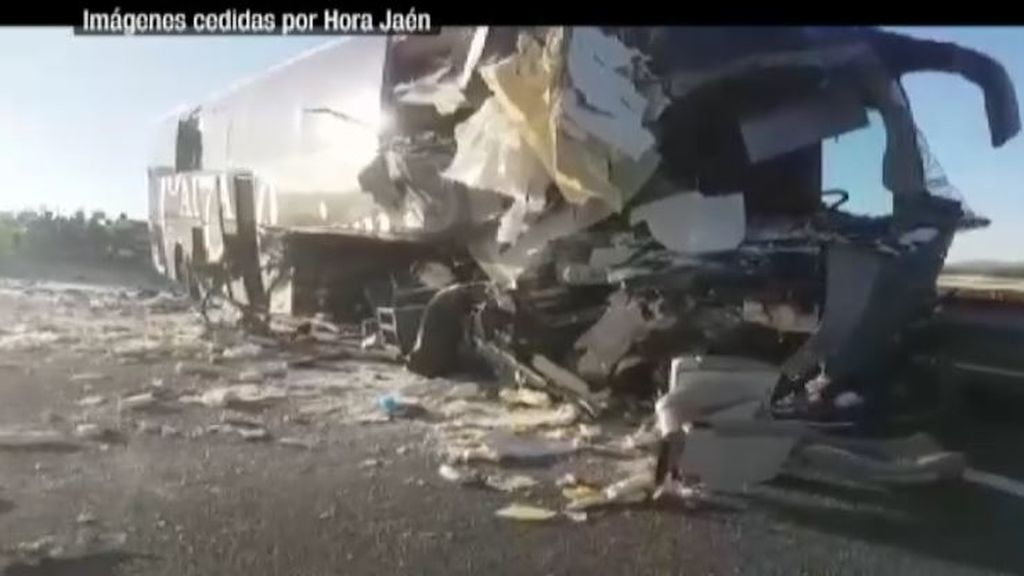 Dos fallecidos y cuatro heridos tras colisionar un bus con un camión en Jaén