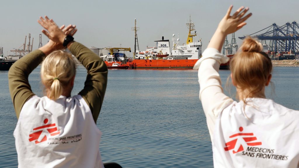 Voluntarios reciben en Valencia al Aquarius