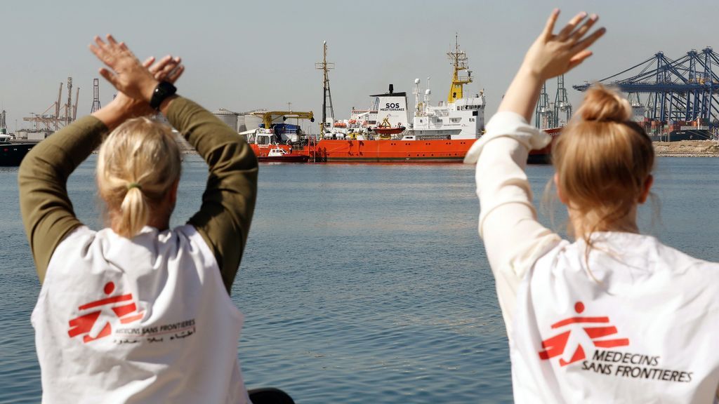 Voluntarios saludan al Aquarius a su llegada al puerto de Valencia