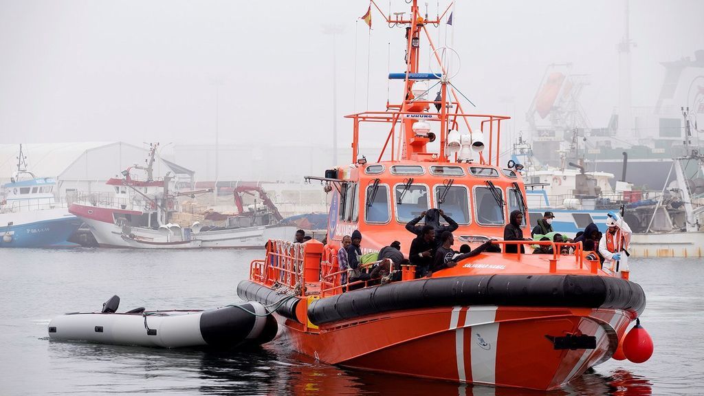 Rescatan a un inmigrante muerto en aguas almerienses
