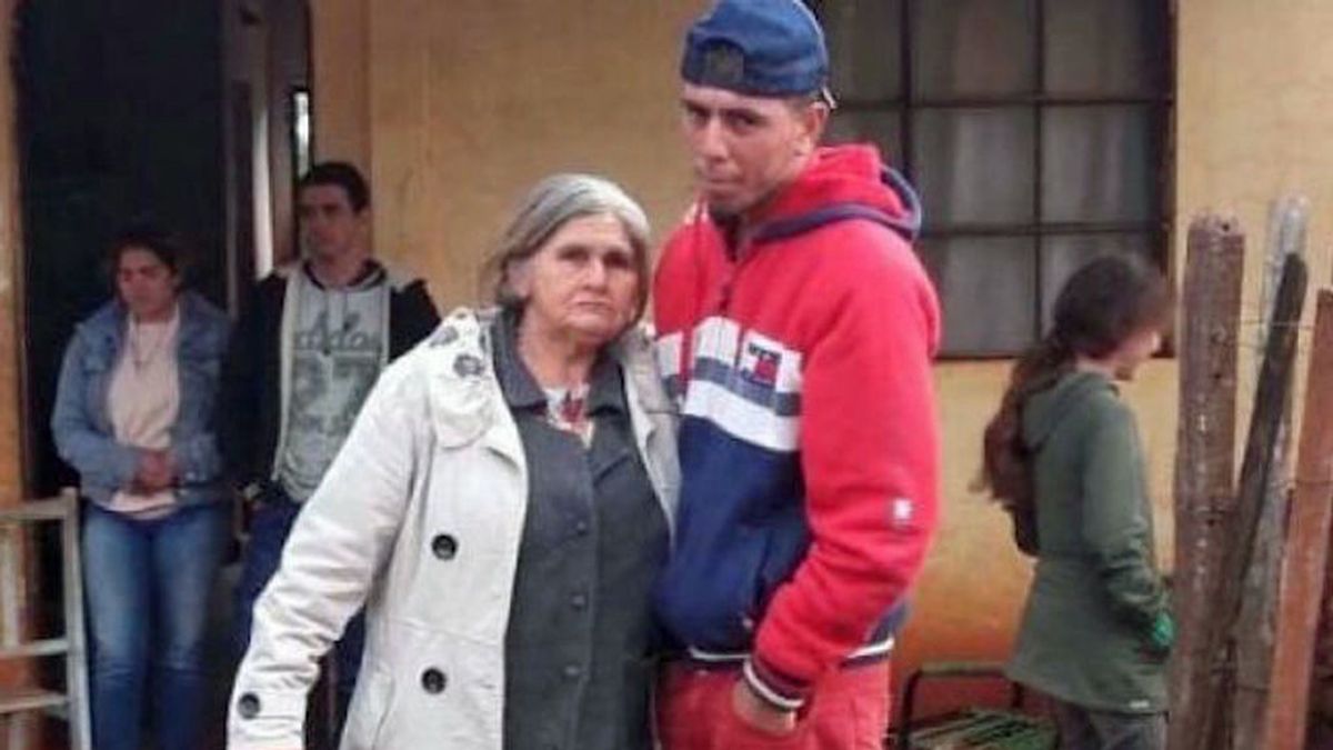 Un joven de 20 años llega a su casa de Paraguay y su familia lo estaba velando