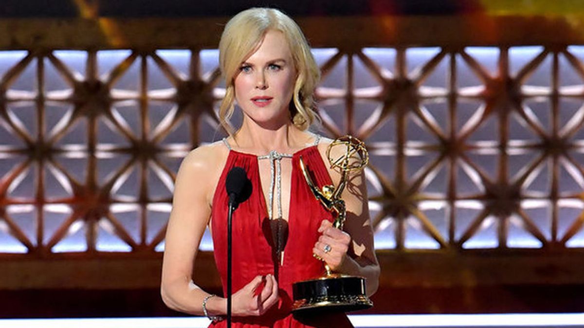 Nicole Kidman recoge el premio Emmy a mejor actriz principal en una miniserie por 'Big little lies' en 2017.