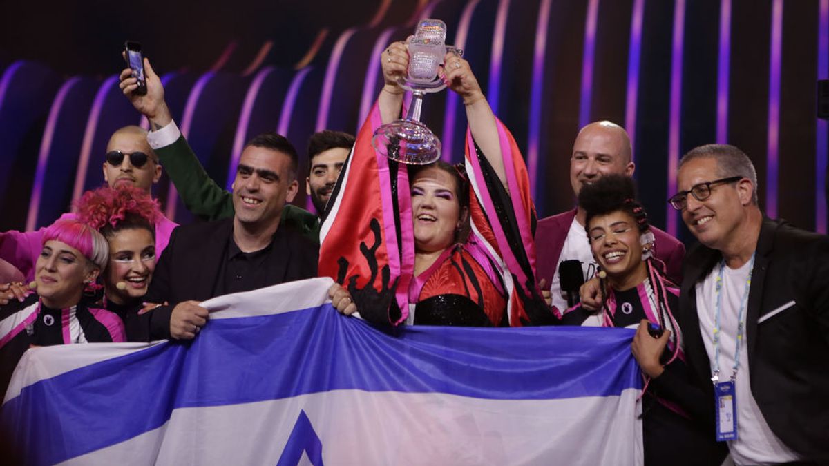 La cantante israelí Netta Barzilai con el trofeo de la victoria, en la final de Eurovisión 2018, celebrada el 12 de mayo en Lisboa.