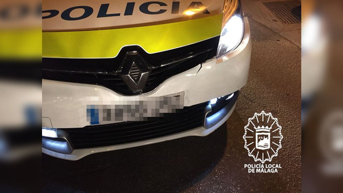 Detenido un menor que conducía ebrio, sin carné, ITV, seguro ni luces y que chocó contra el coche de la Policía Local