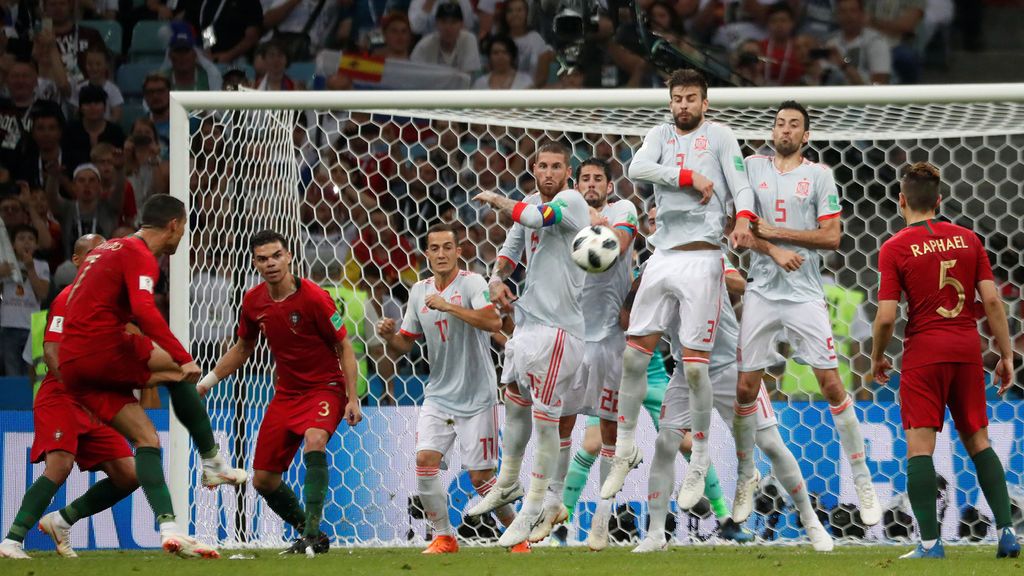 Cristiano Ronaldo marca el tercer gol a la selección española el 15 de junio de 2018 en el Mundial de Rusia.