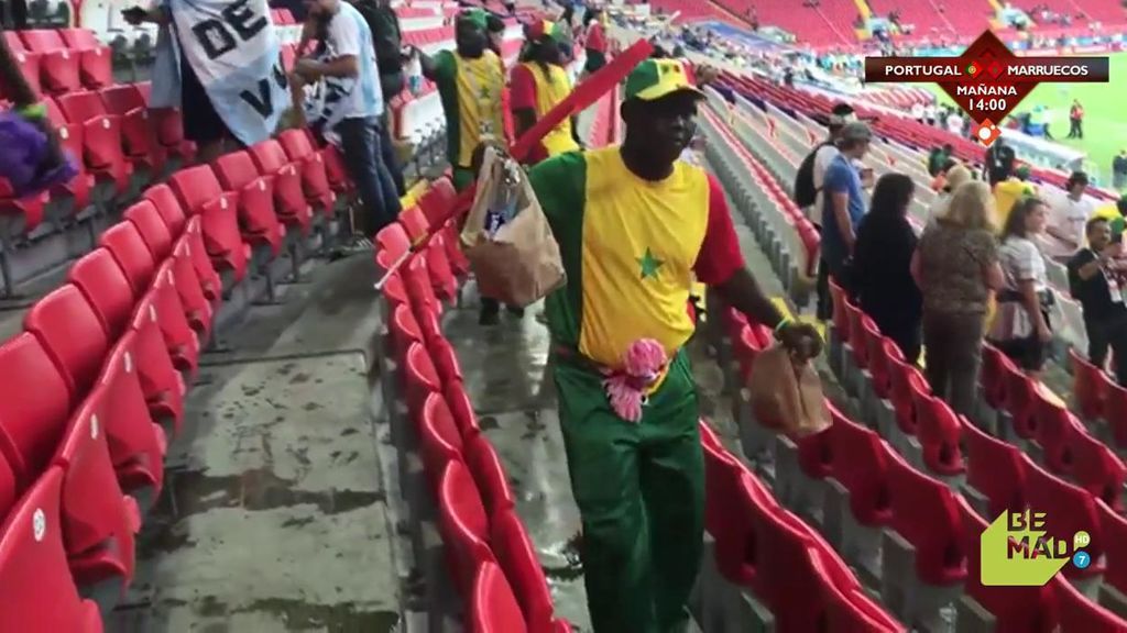 ¡Dando ejemplo! Las aficiones de Japón y Senegal recogen la basura de las gradas antes de salir del estadio
