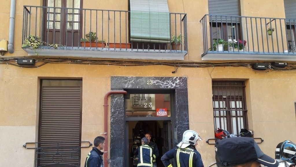 Los bomberos retiran los escombros del derrumbe en Chamberí
