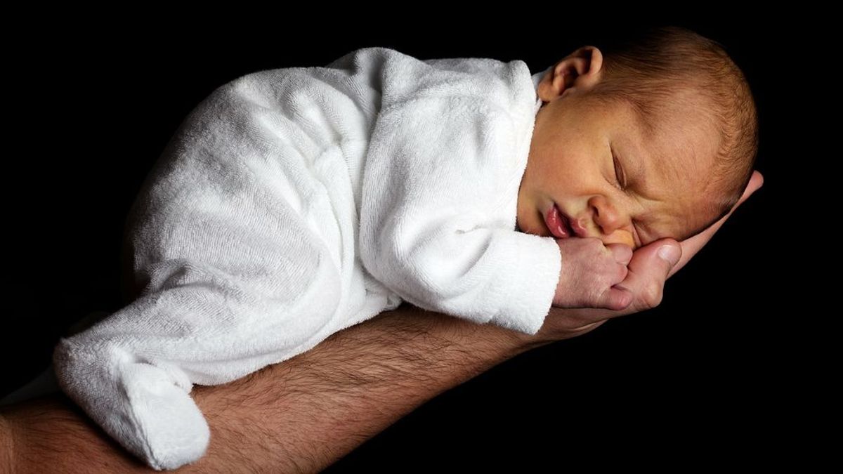 Un bebé de dos meses muere sobre el pecho de su padre mientras dormían