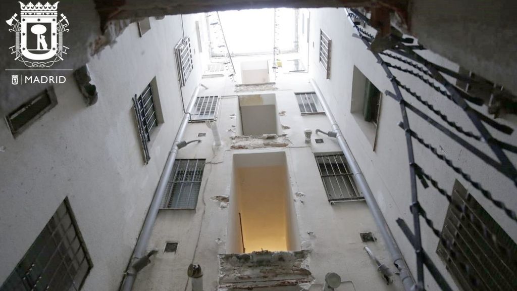 Los bomberos retiran los escombros del derrumbe en Chamberí