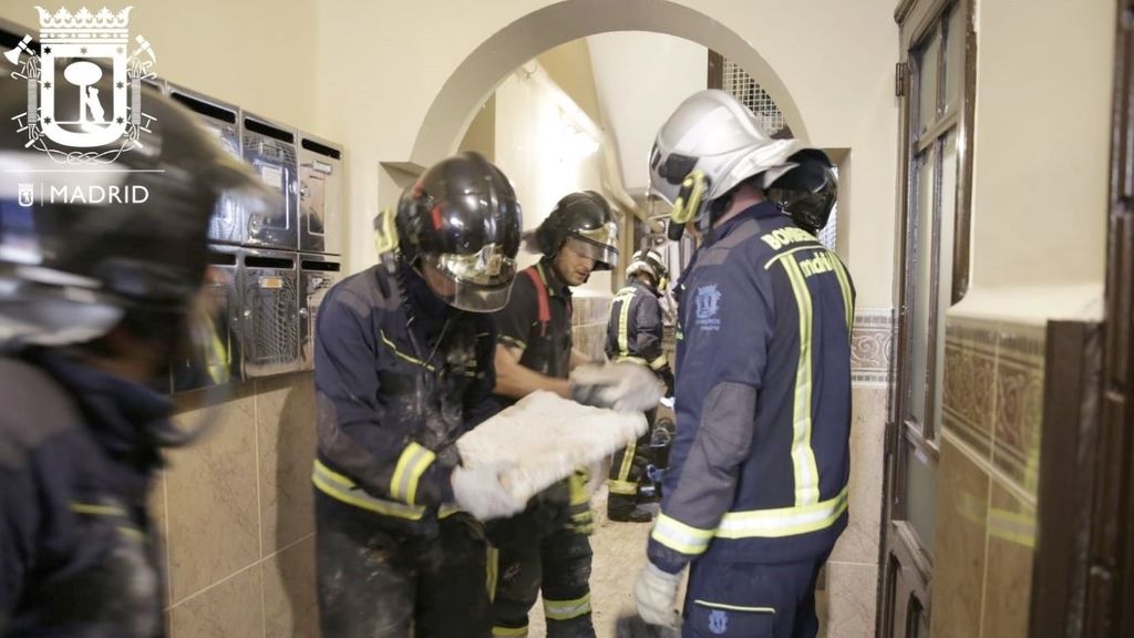 Se derrumban las pasarelas de una corrala en Chamberí y cinco vecinos están confinados en sus casas