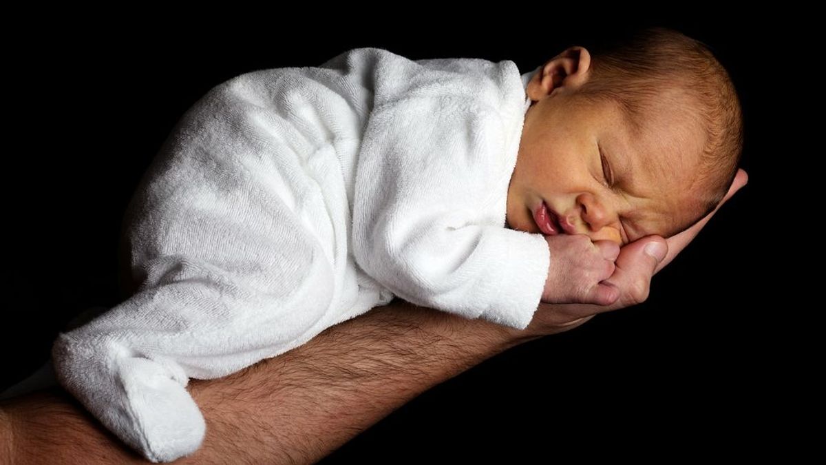 Un bebé muere asfixiado después de que su padre se quedara dormido junto a él