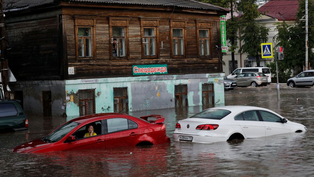 Una mujer, atrapada durante una inundación en Rusia