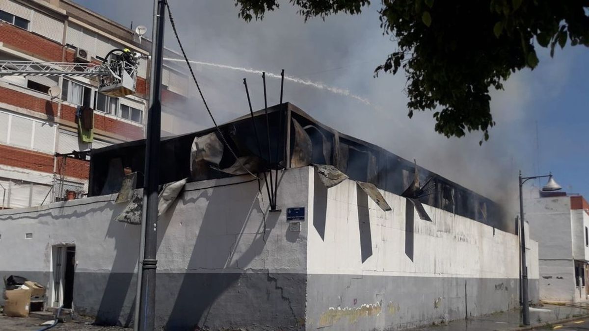 Desalojan un colegio en Valencia por el incendio en una casa prefabricada cercana