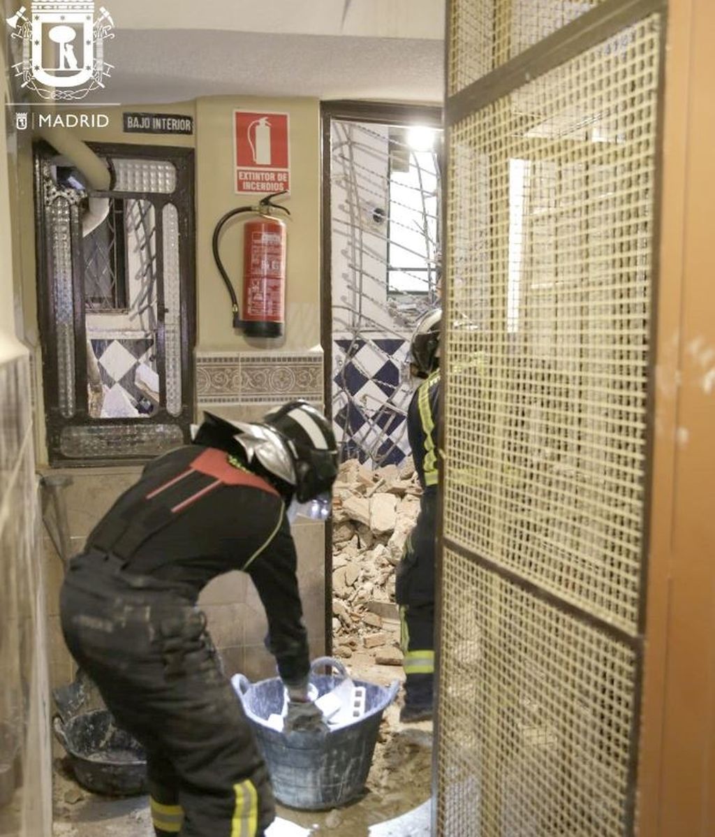 Se derrumban las pasarelas de una corrala en Chamberí y cinco vecinos están confinados en sus casas