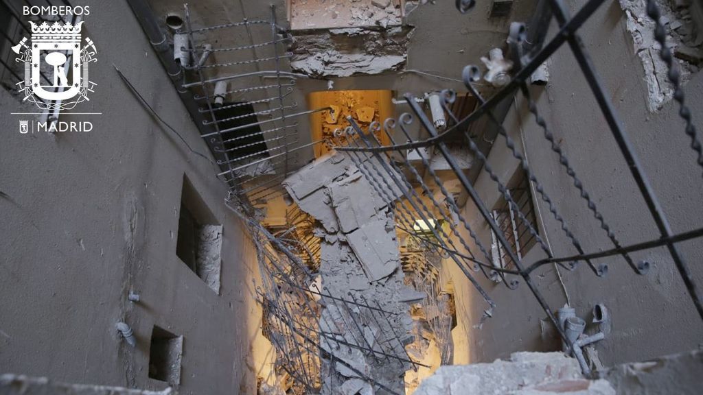 Se derrumban las pasarelas de una corrala en Chamberí y cinco vecinos están confinados en sus casas