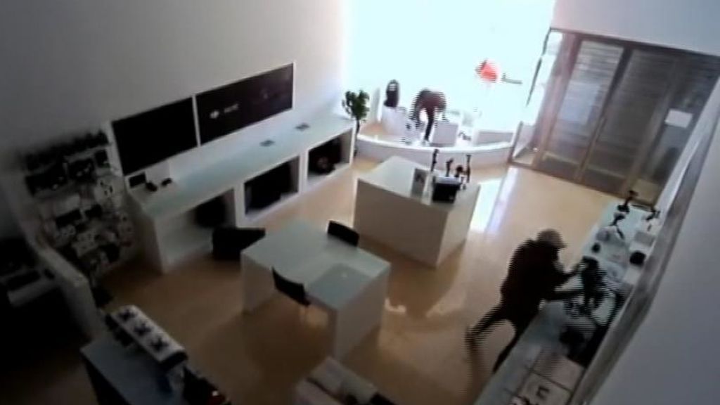 Una banda de ladrones vacía una tienda sevillana de drones en dos minutos