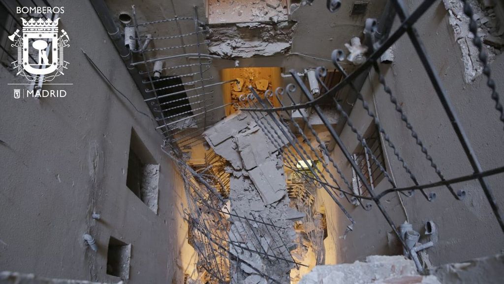El derrumbe de unas pasarelas de una corrala en Chamberí deja a cinco vecinos confinados en sus casas