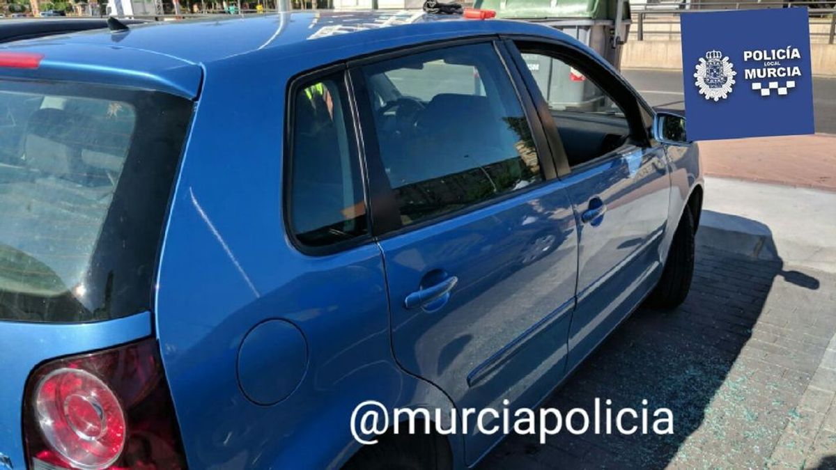 Un bebé se queda encerrado dentro de un coche y la Policía Local de Murcia lo libera