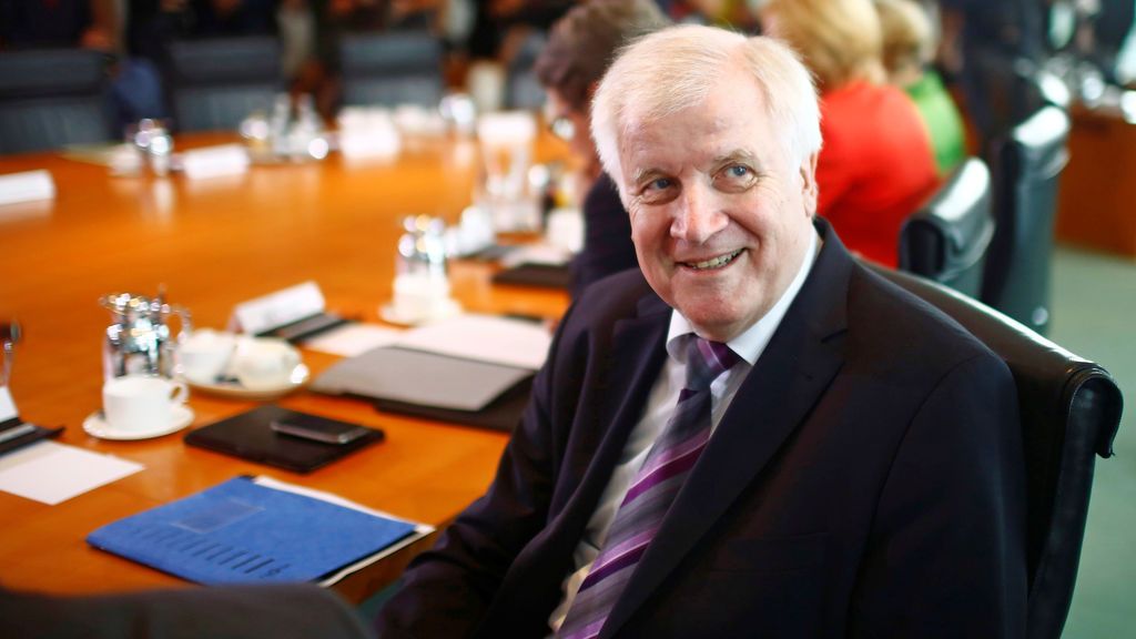 El ministro del Interior alemán se reúne con Angela Merkel