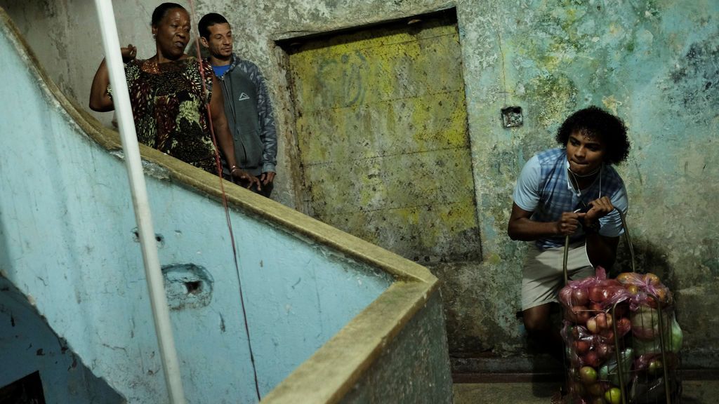 Un joven okupa, en una fábrica textil abandonada