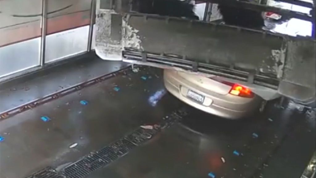 Destroza el coche en un túnel de lavado automático por ignorar la señal de ‘stop’