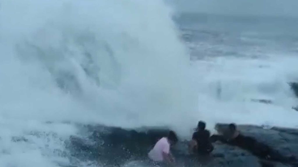 Un turista muere ahogado tras ser arrastrado por una ola gigante
