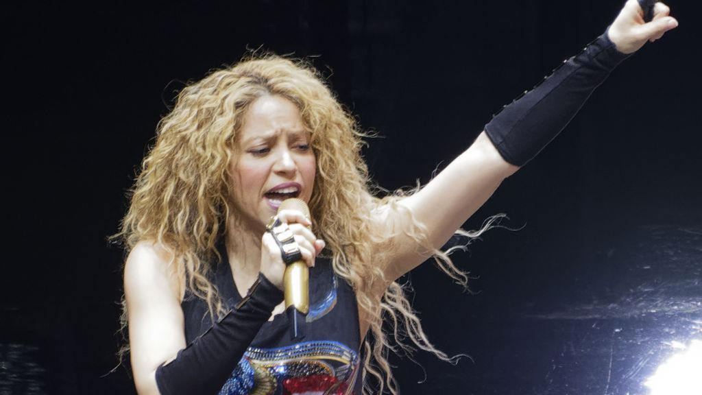 Claves para entender la polémica del sol negro, el símbolo de Shakira que usaron los nazis