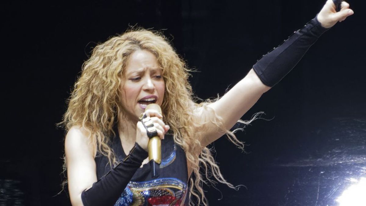 Claves para entender la polémica del sol negro, el símbolo de Shakira que usaron los nazis