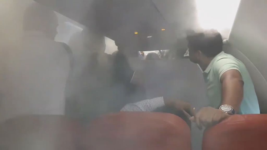 Un piloto provoca que el avión se llene de humo y desata el pánico entre los viajeros