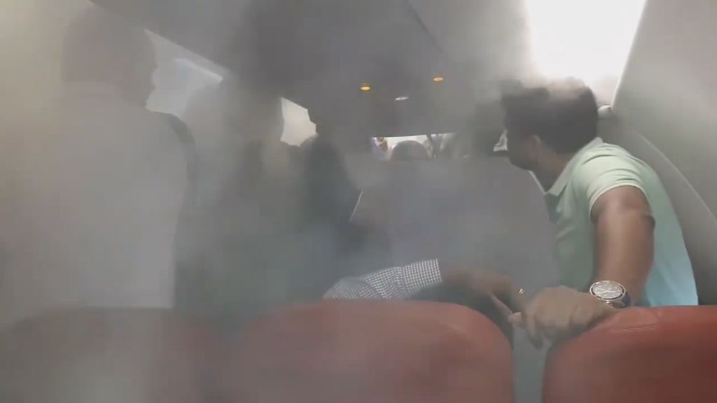 Se desata el pánico en el interior de un avión por la aparición de niebla densa