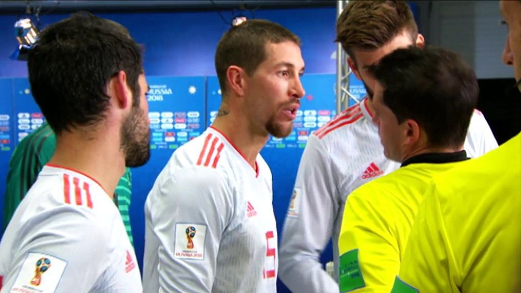 Piqué y Ramos lideraron las protestas al árbitro en el túnel de vestuario: "Han hecho lo que han querido"