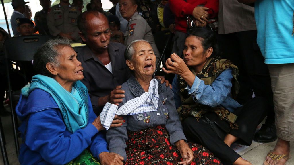 Familiares lloran la desaparición de los pasajeros del ferry en Indonesia