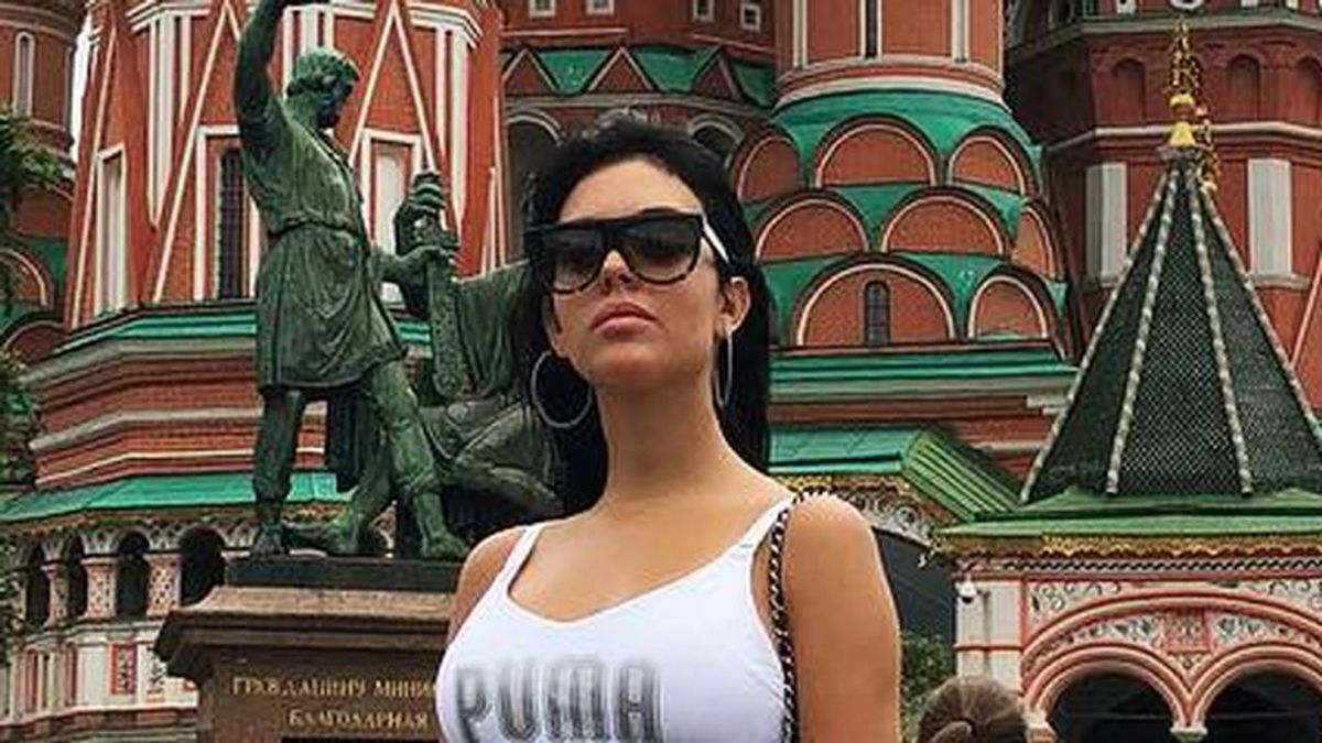 Con vientre al aire, luciendo sortija y encarándose a sus haters: Georgina ya está en Moscú