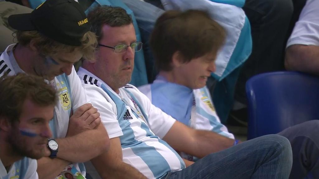 Un niño argentino rompe a llorar en la grada tras el tercer gol de Croacia