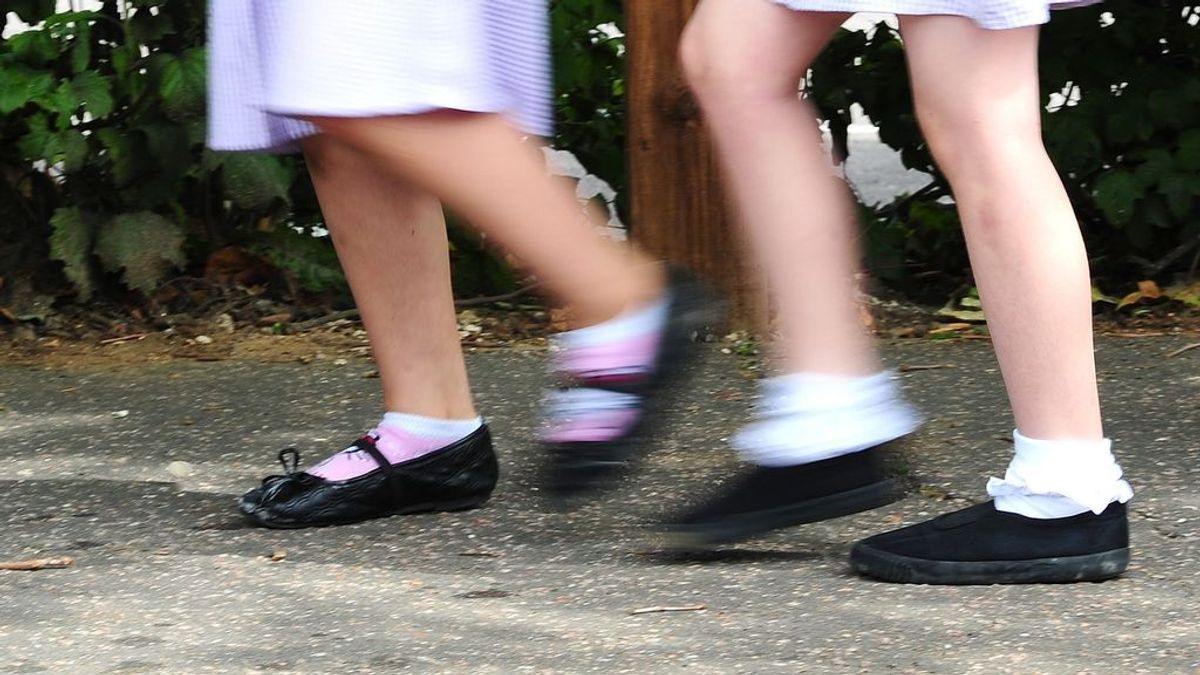 Un colegio castiga a una niña por no llevar pantalones cortos debajo del vestido