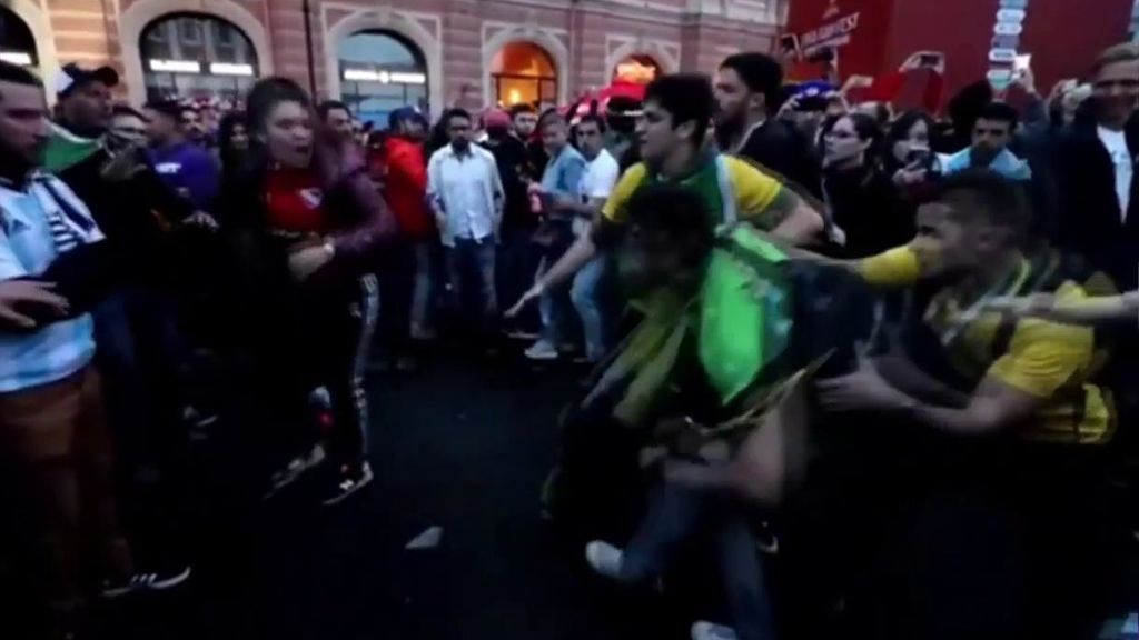 Tensión tras la derrota de Argentina: Una aficionada argentina la emprende a golpes con un seguidor de Brasil