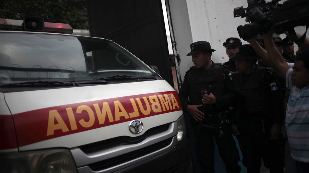 Mueren diez escolares al despeñarse su autobús en Guatelama