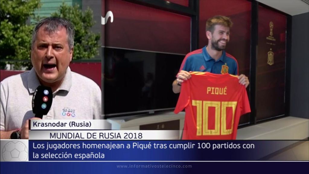 Los jugadores homenajean a Piqué por sus 100 partidos como internacional