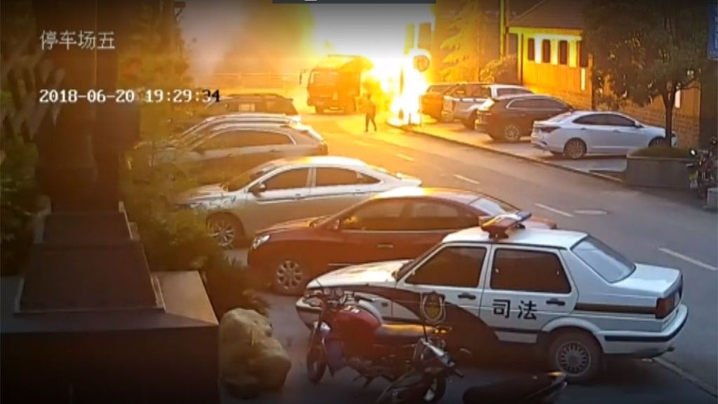 Espectacular incendio de un camión en marcha en China