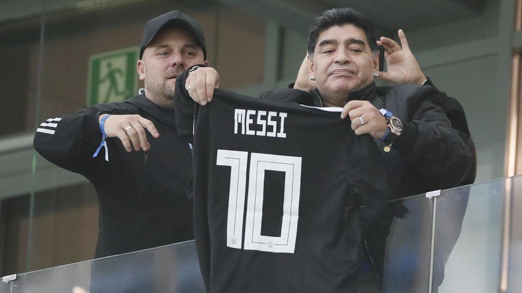 Maradona enseña la camiseta de Messi durante el Mundial de Rusia.