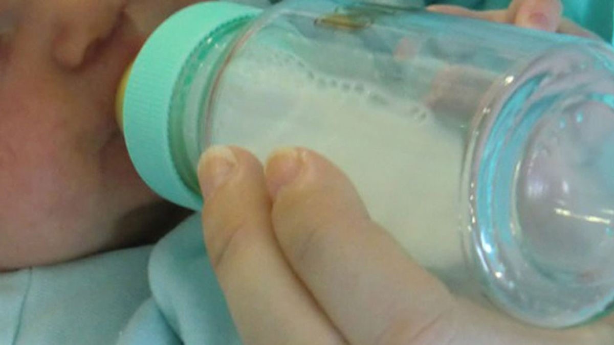 Trágica muerte de un bebé tras ahogarse mientras tomaba el biberón