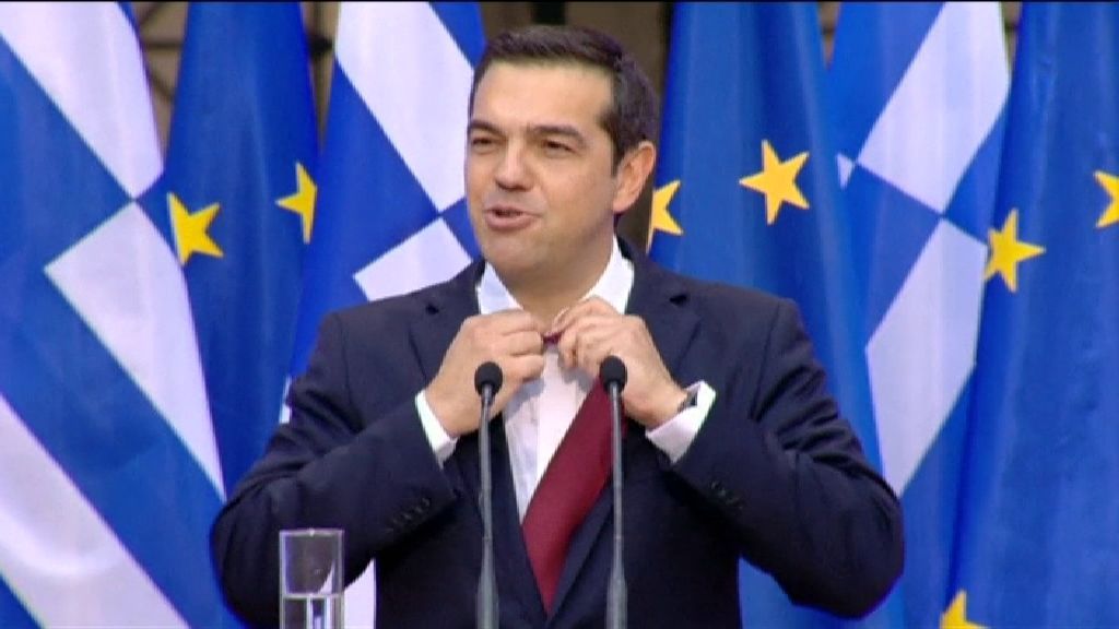 Tsipras cumple su promesa y se pone corbata tras el fin del rescate de Grecia