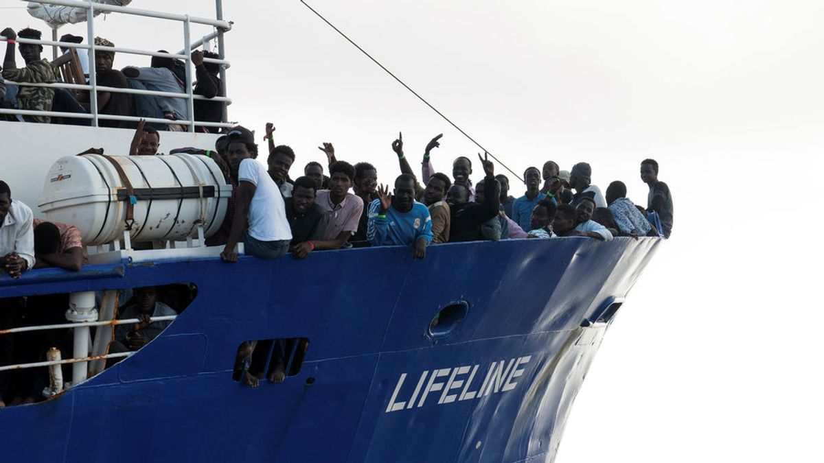 El Lifeline se queda sin suministros con 200 migrantes y sin puerto de acogida
