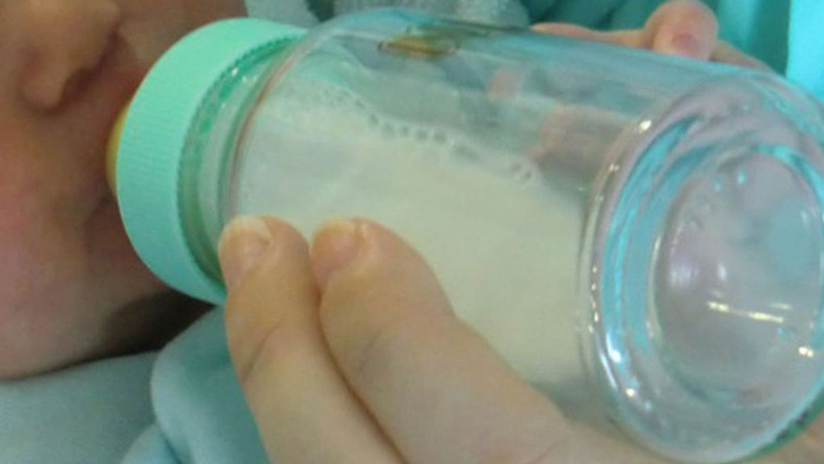 Muere un bebé tras ahogarse mientras tomaba el biberón