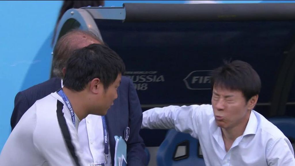 La cara del entrenador de Corea del Sur al escuchar los consejos de Toni Grande