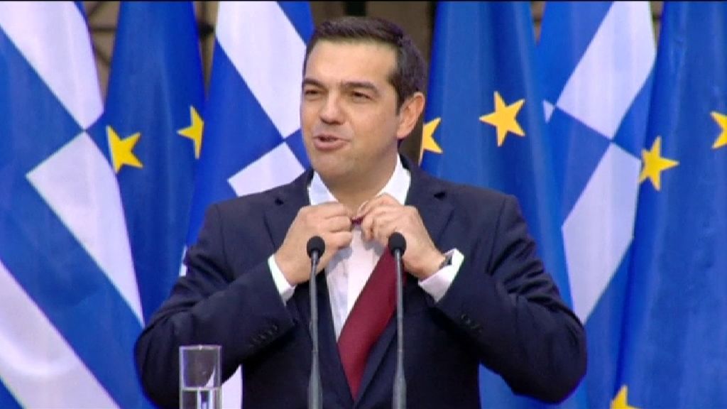 Tsipras cumple su promesa y se pone corbata tras un acuerdo con el Eurogrupo