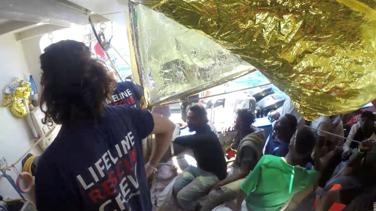 El Lifeline invita a Salvini a bordo para ver que los migrantes "son humanos, no trozos de carne"