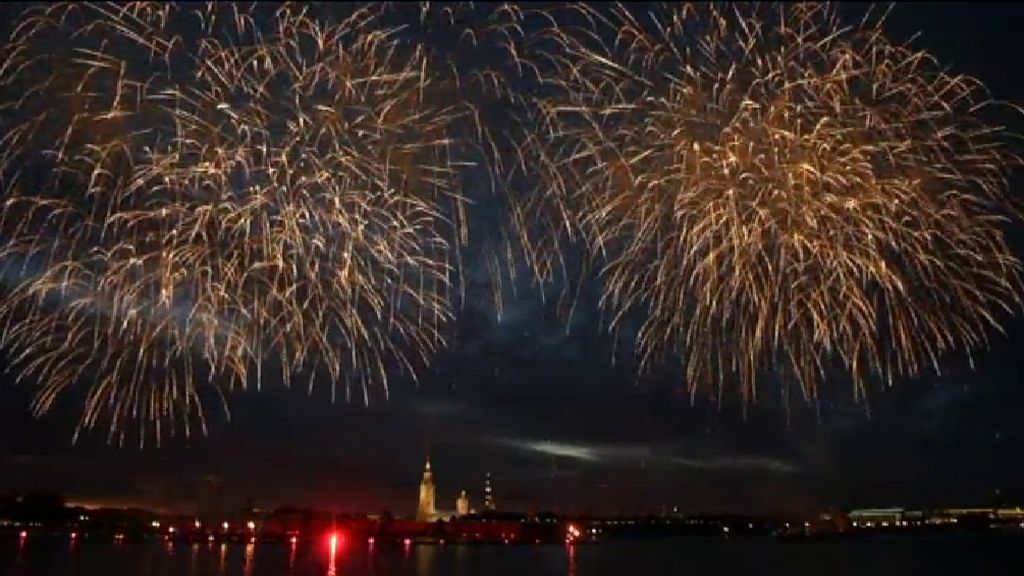 San Petersburgo se ilumina con un castillo de fuegos artificiales para celebrar el fin de curso